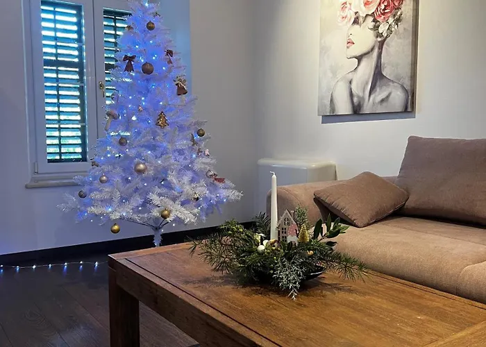 Lili Mar, 2-Bedroom Apartment With Private Parking