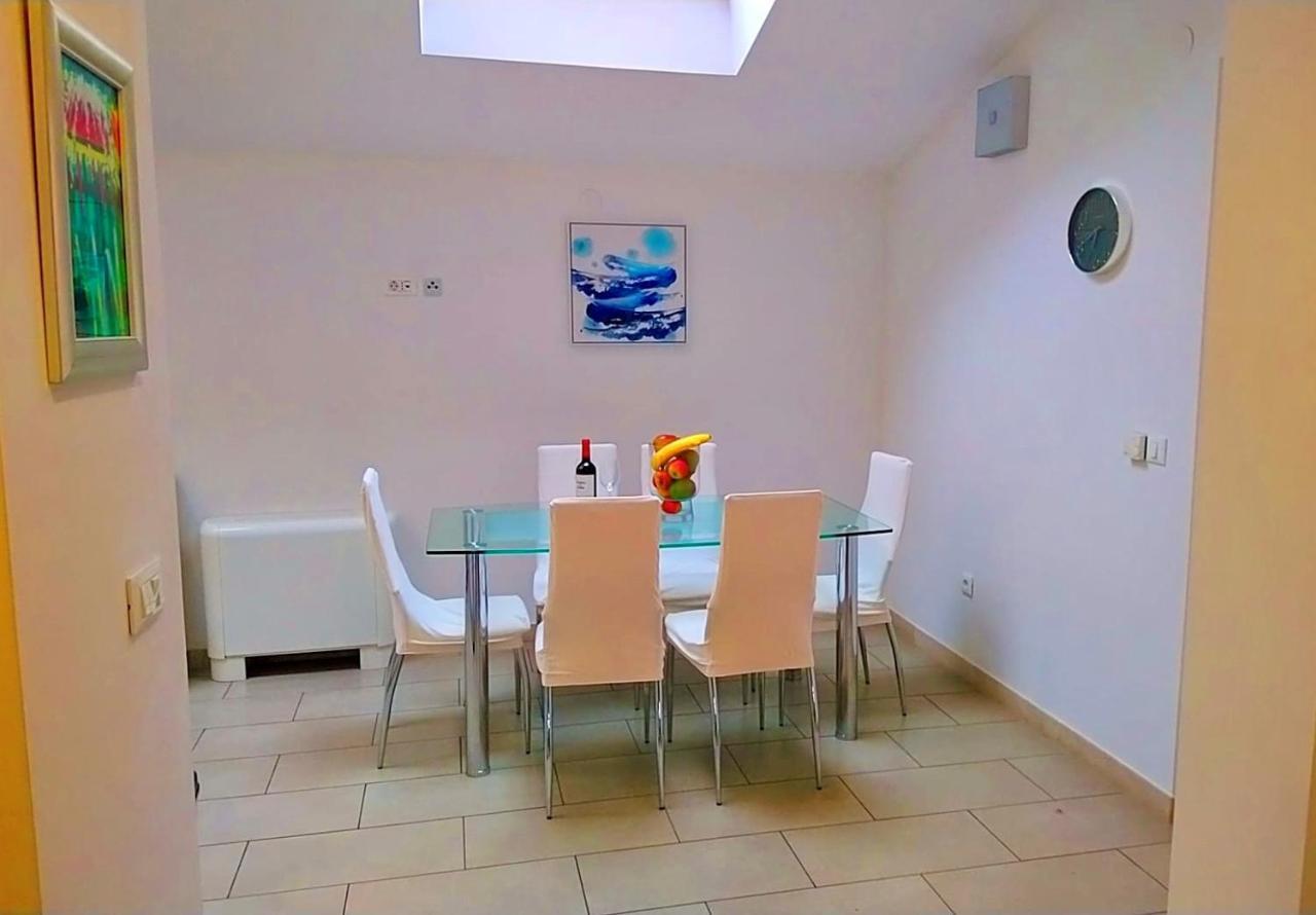 Lili Mar, 2-bedroom With Private Parking