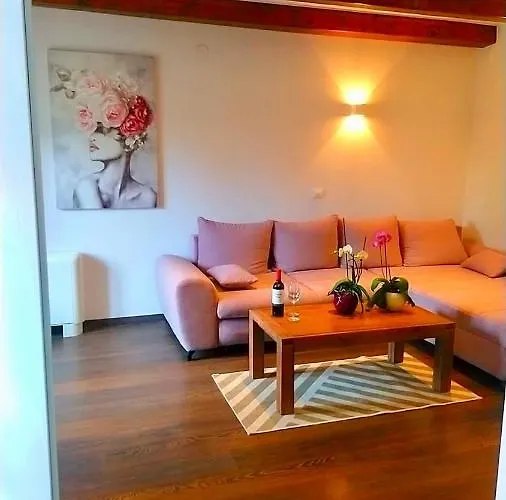 Lili Mar, 2-Bedroom Apartment With Private Parking