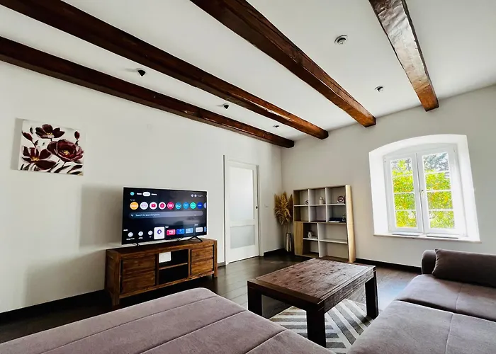 Lili Mar, 2-Bedroom Apartment With Private Parking