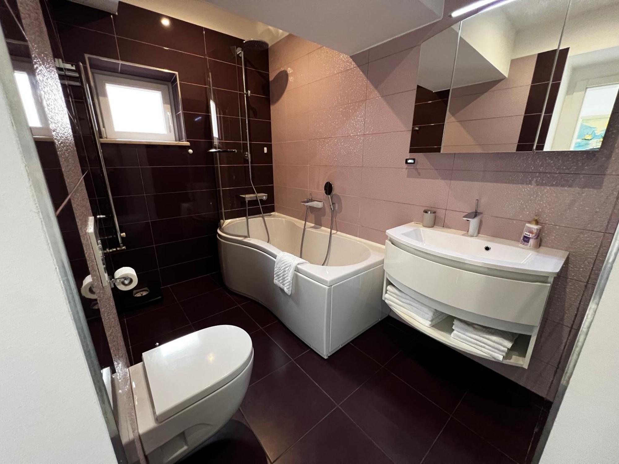 Lili Mar, 2-bedroom With Private Parking *